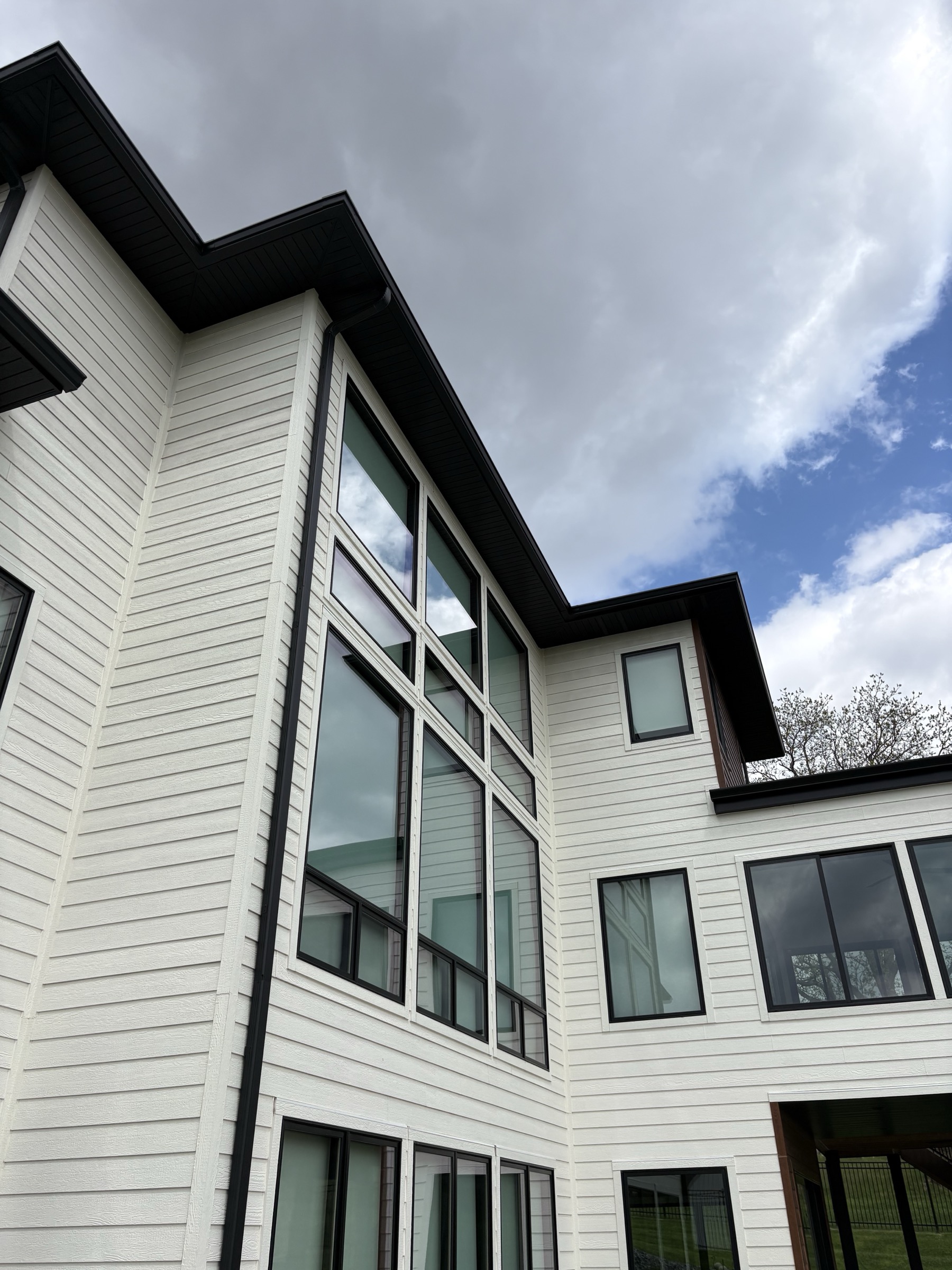 Modern home window cleaning project